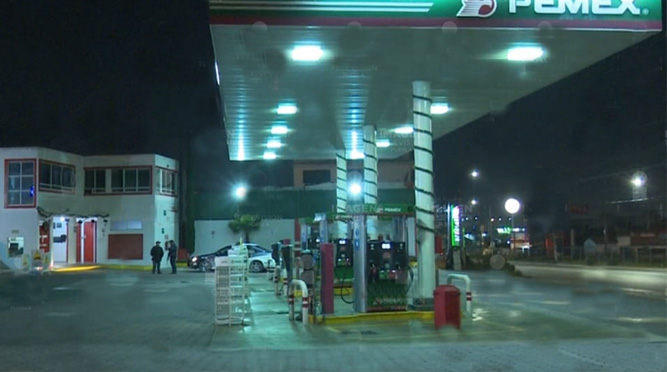 Ladrón asaltas gasolinera y huye a pie en Puebla capital