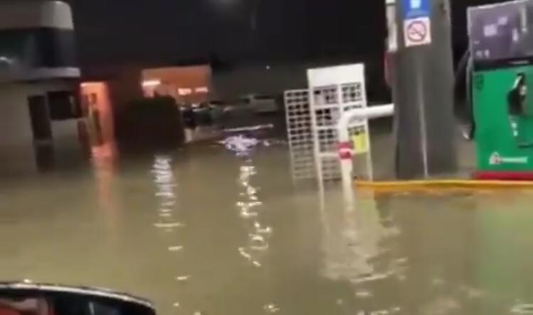 Lluvia inunda gasolinera en la México-Puebla