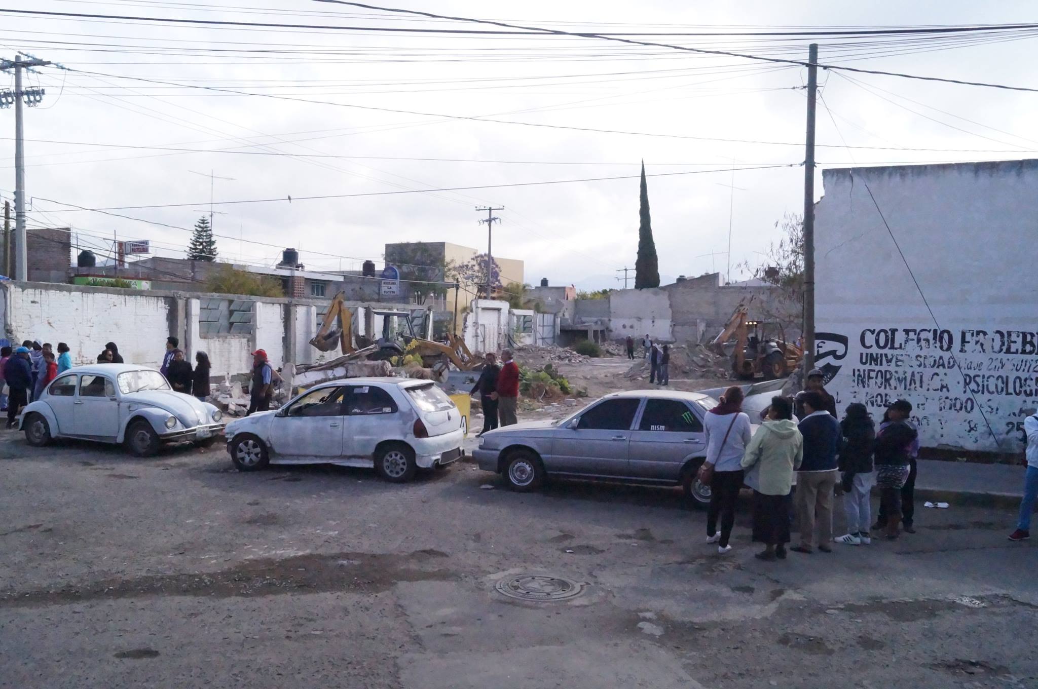 Vecinos retienen a trabajadores que construyen gasolinera en Tehuacán