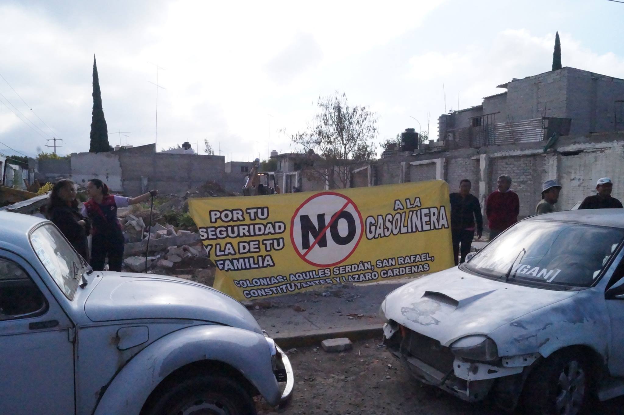 Vecinos retienen a trabajadores que construyen gasolinera en Tehuacán