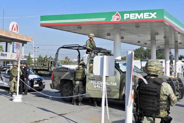 Escoltan autotanques con gasolina para Puebla