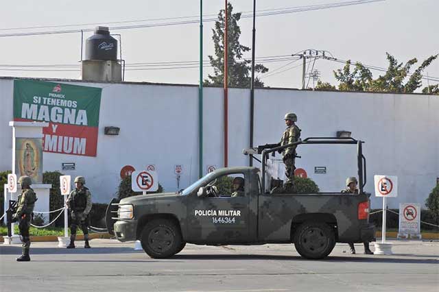 Inspeccionan SAT, Pemex y Ejército cinco gasolineras en busca de huachicol