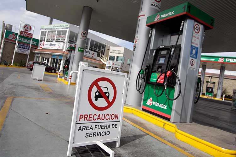 Cierran 5 gasolineras que vendían combustible robado: Gali
