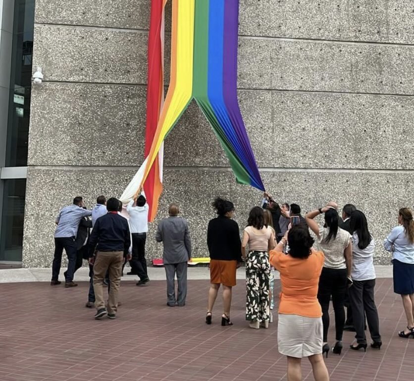 Rompen bandera LGBT en oficinas del Infonavit en Ciudad de México