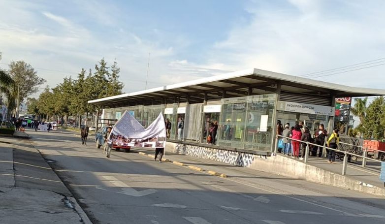 VIDEO Caos vehicular en la 11 Sur, por manifestación de ejidatarios de Azumiatla