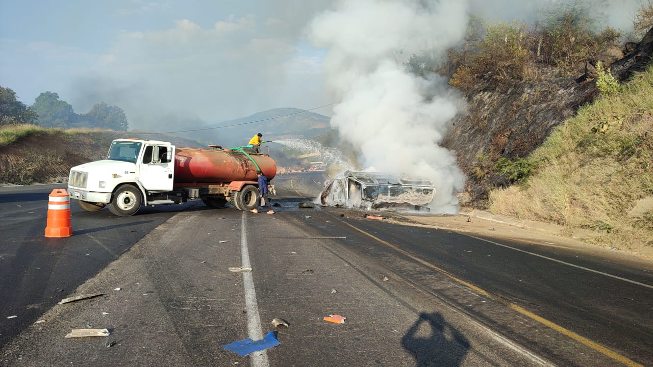 VIDEO Siete muertos deja accidente en la Autopista Siglo 21, en Michoacán