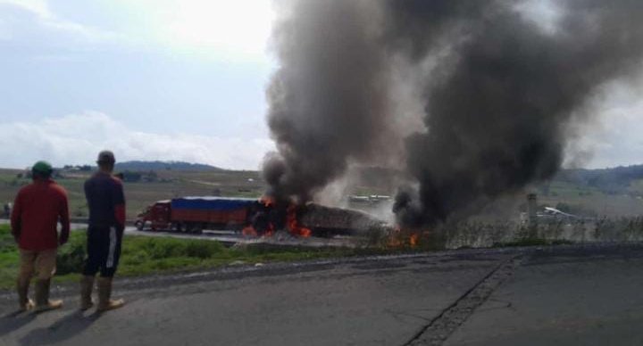 Arde tráiler en la Puebla-Orizaba, cierran la circulación