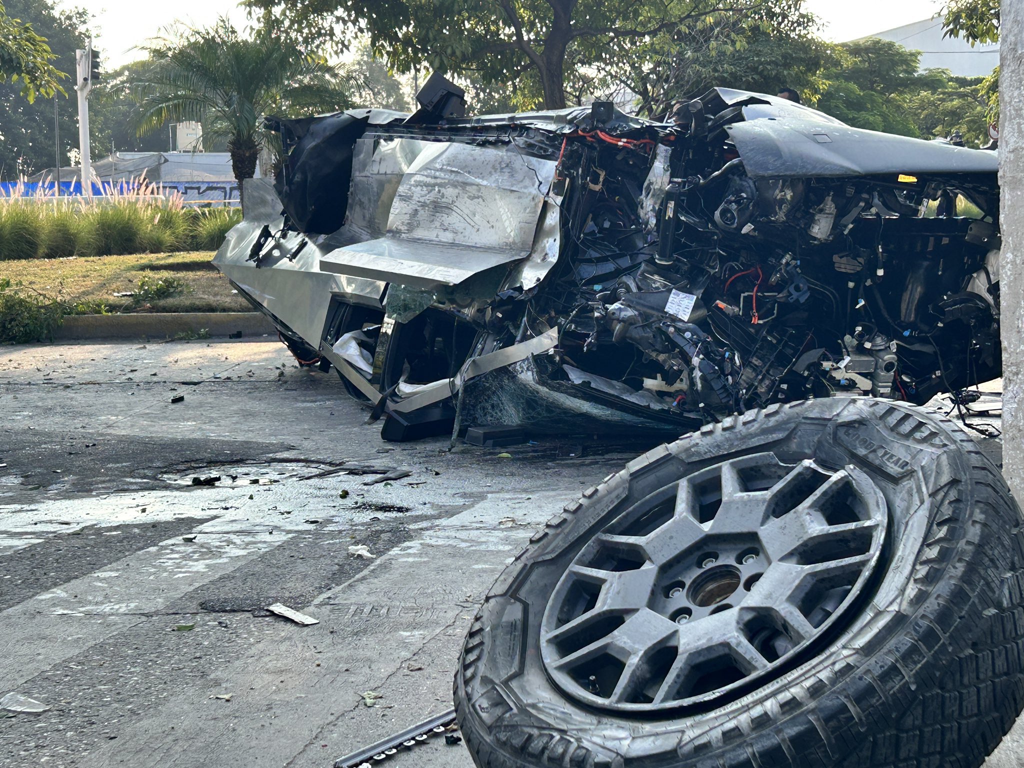 VIDEO Otro accidente de una Cybertruck de Tesla, ahora en Guadalajara