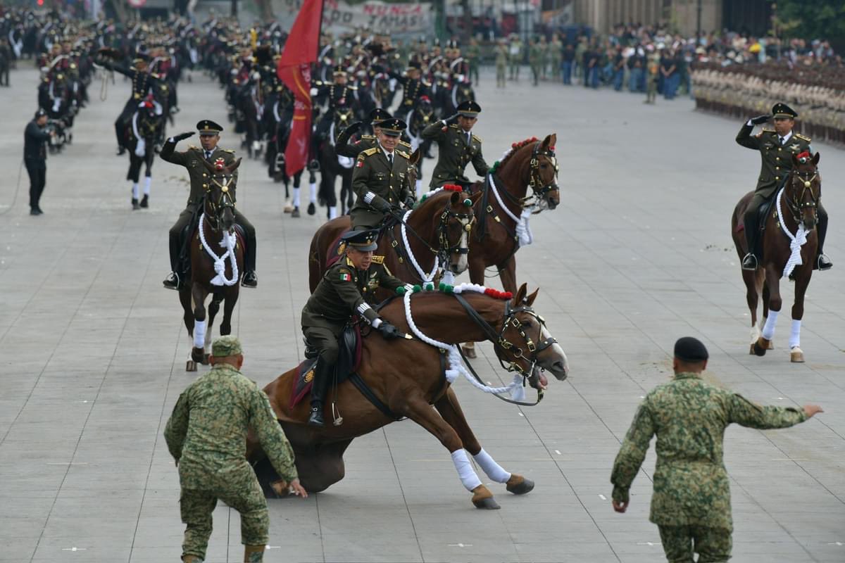 VIDEO Caída y resbalones de caballos, militares y adelitas