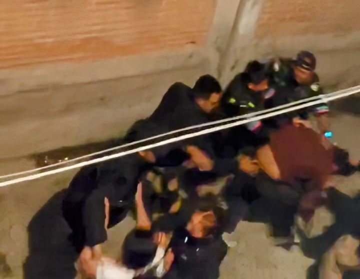 Golpean a policías que atendían reporte de riña en la colonia Seda Monsanto en Puebla