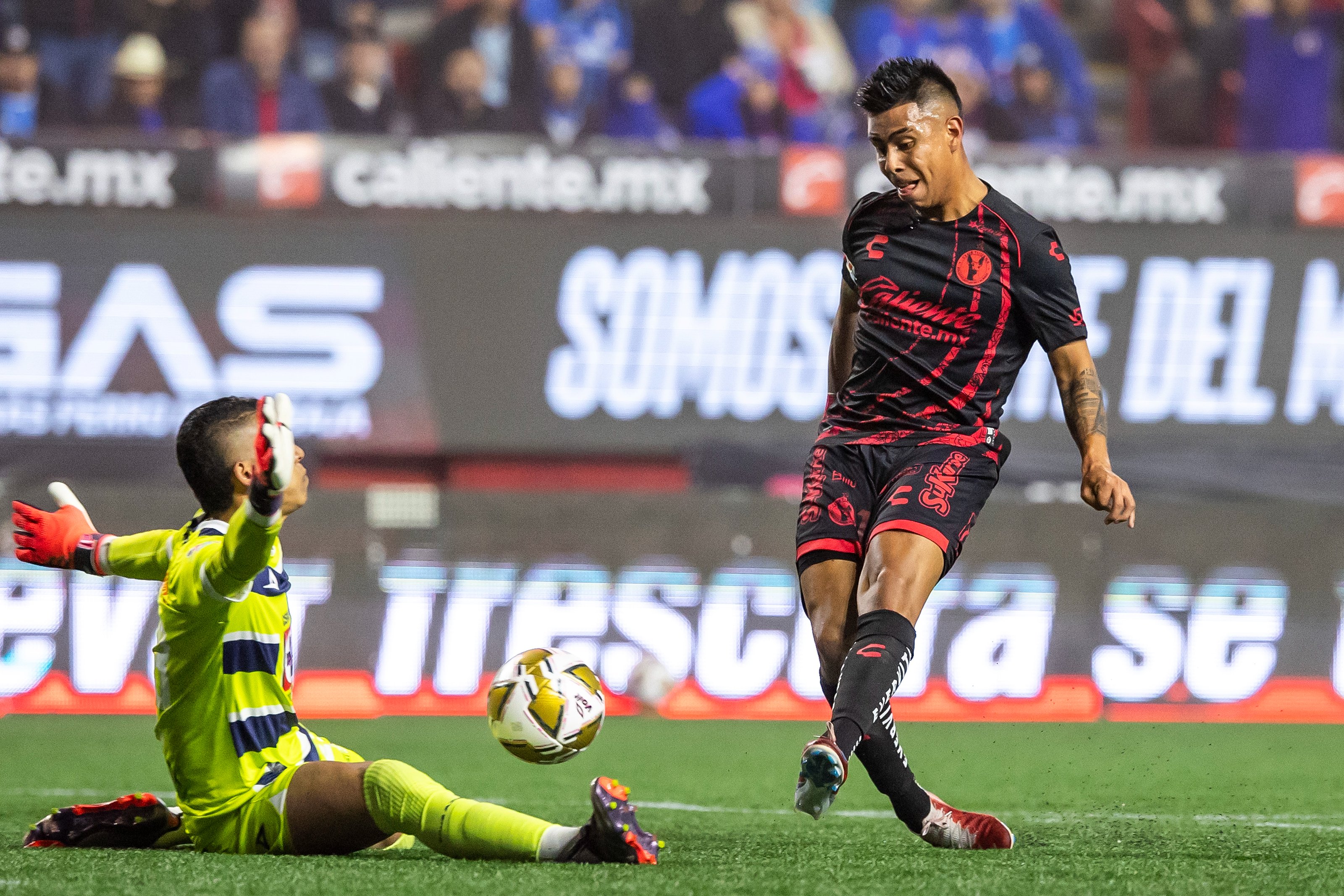 Xolos pone en la lona a Cruz Azul con victoria de 3-0