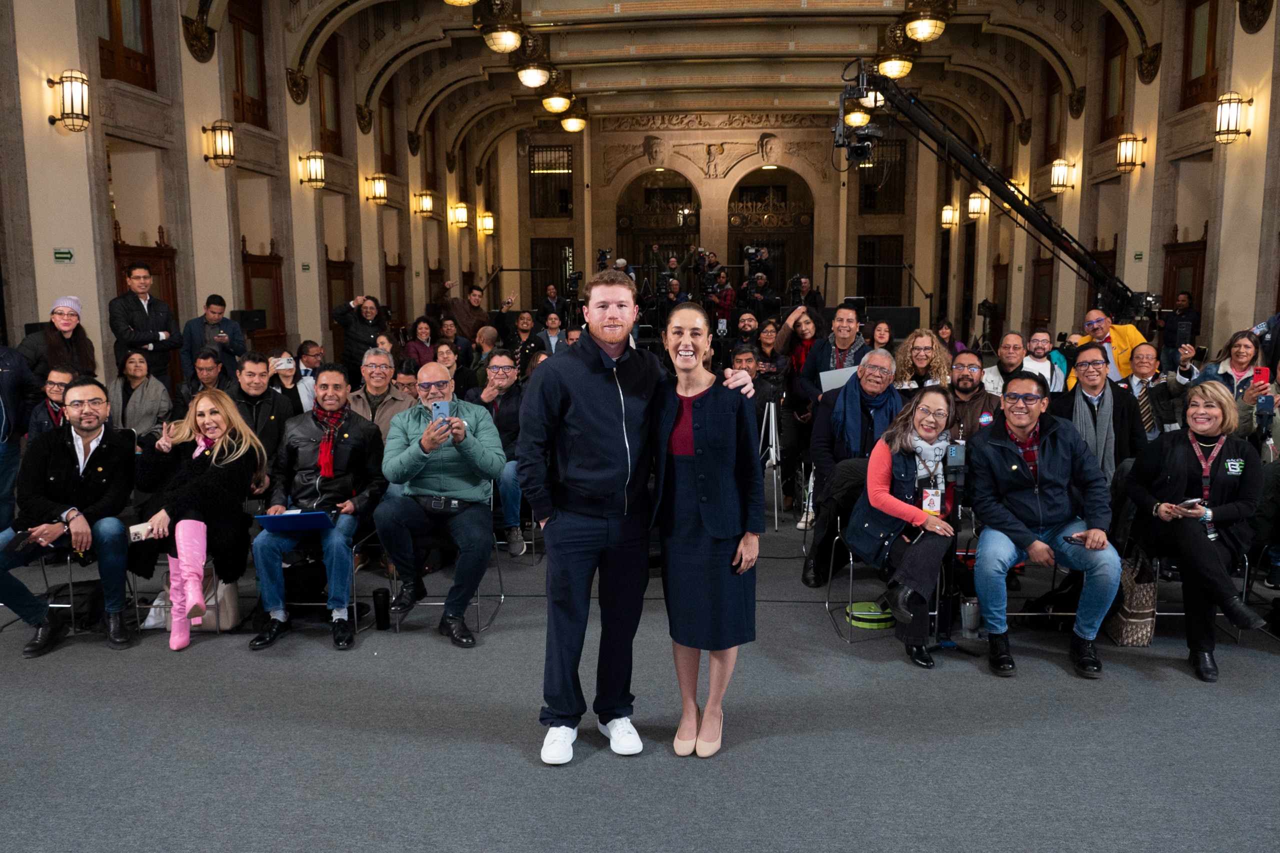 Canelo Álvarez visita a Claudia Sheinbaum en la mañanera