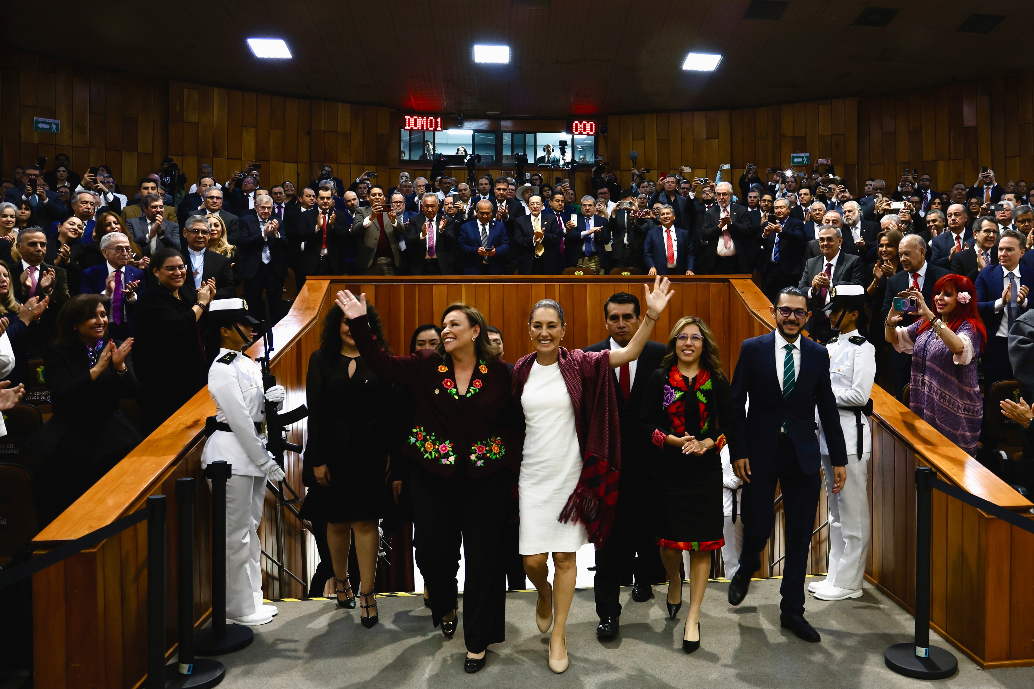 Rocío Nahle toma protesta como gobernadora de Veracruz, la respalda Claudia Sheinbaum