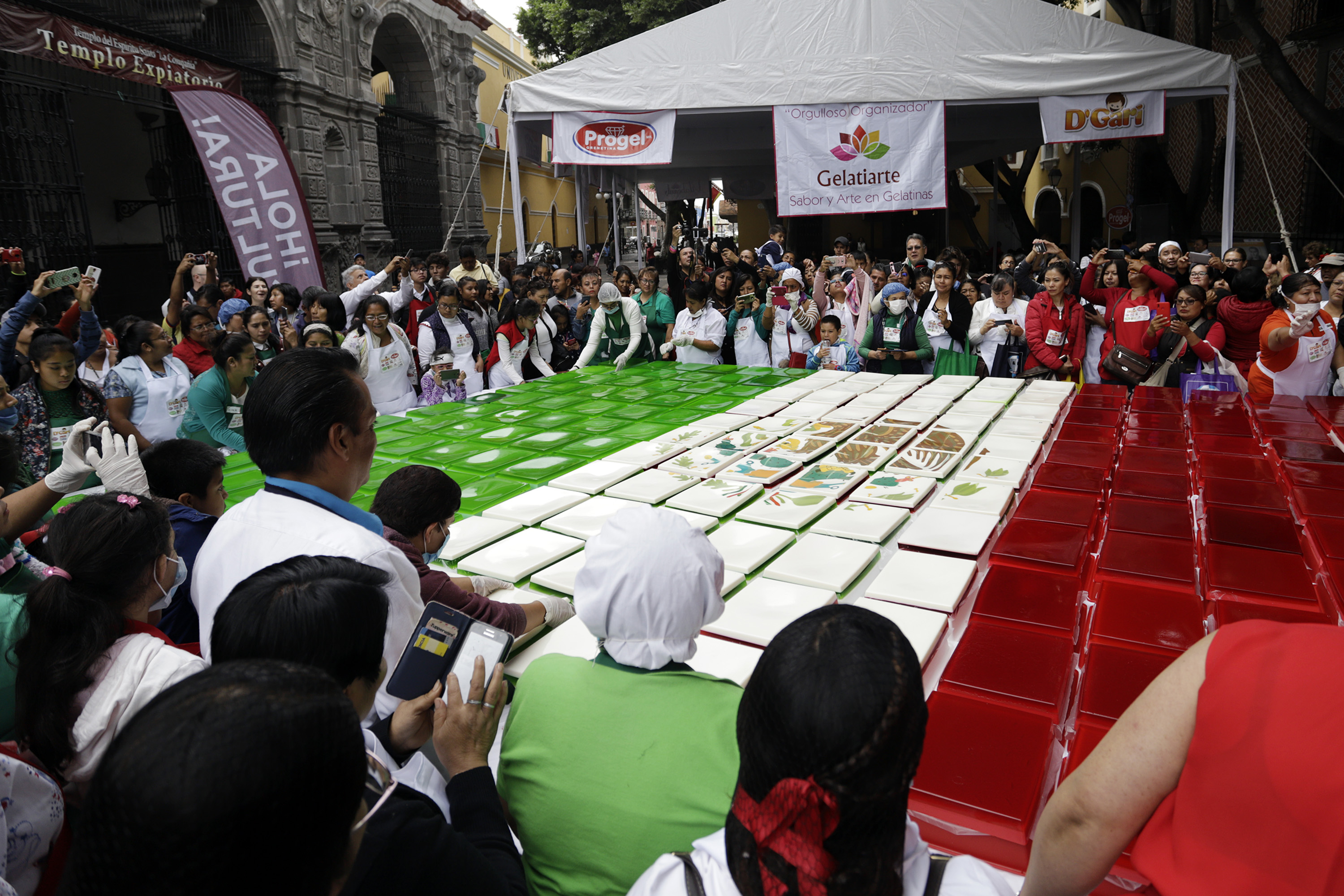 Hacen en Puebla la gelatina más grande de México; pesó 800 kilos