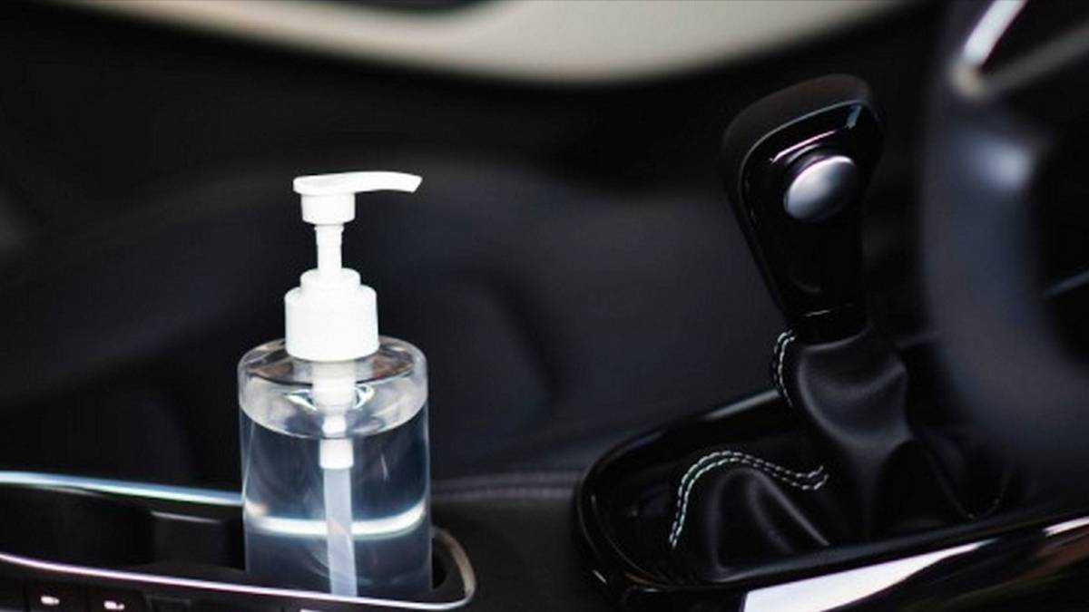Entérate por qué no es bueno aplicar gel antibacterial en interiores de los autos