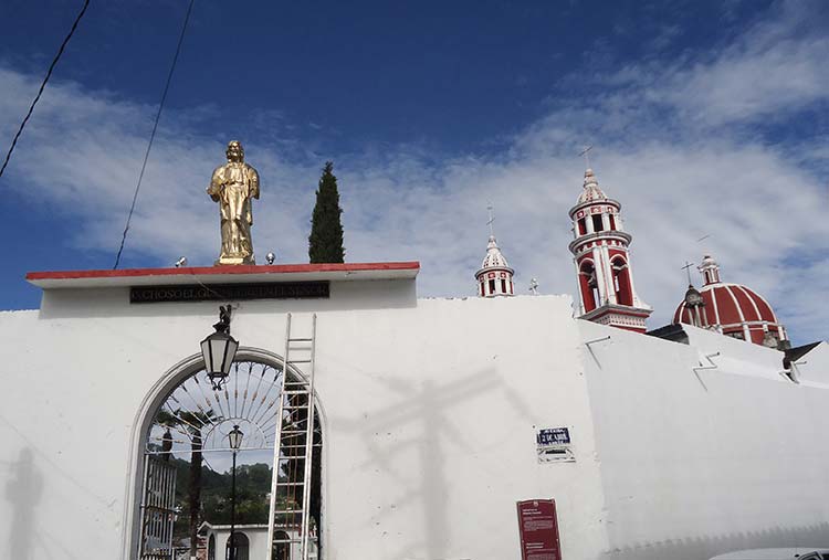 Limpian panteón en Zacapoaxtla para recibir a visitantes