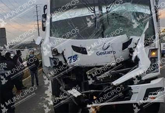 Tráiler embiste a camión de pasajeros en Cuautlancingo