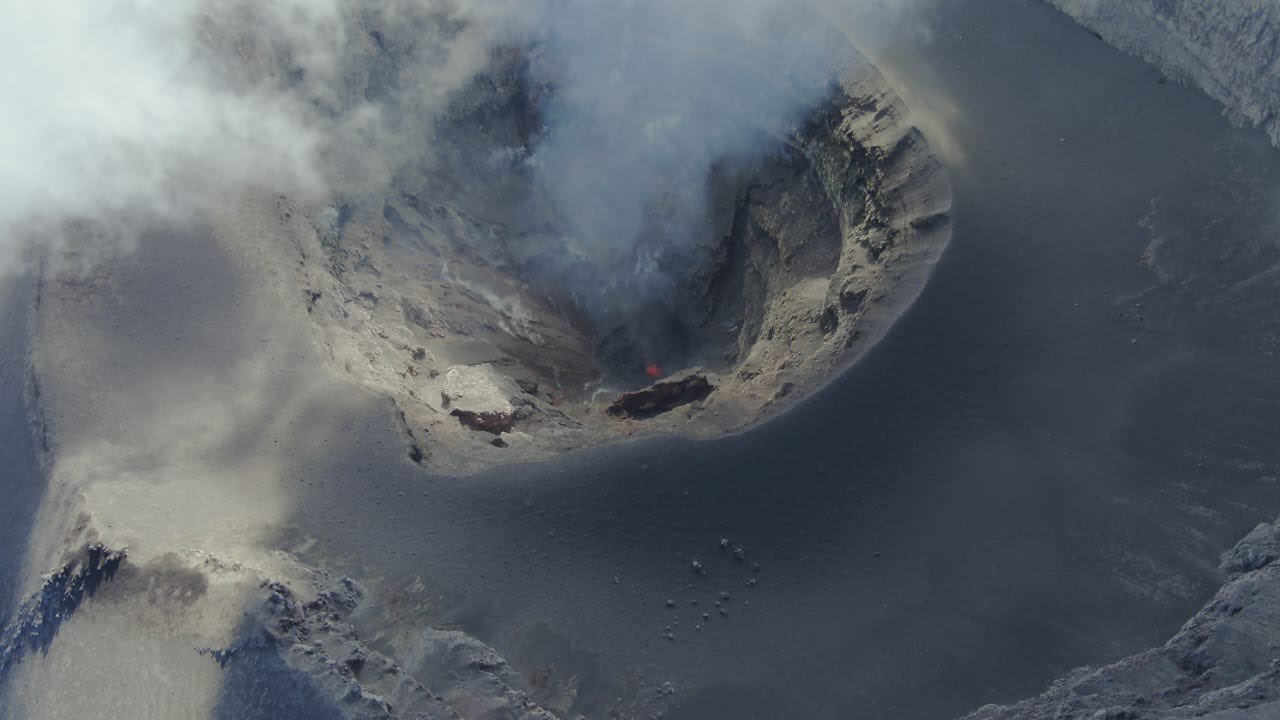 Realizan sobrevuelo con un dron sobre el cráter del Popocatépetl