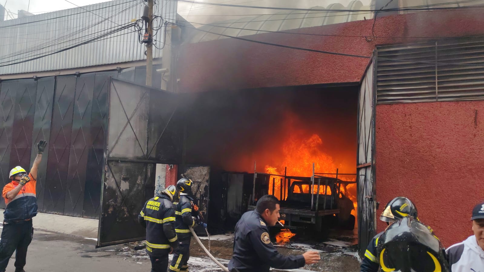 Evacúan a 30 personas por incendio en fábrica de muebles en Iztapalapa