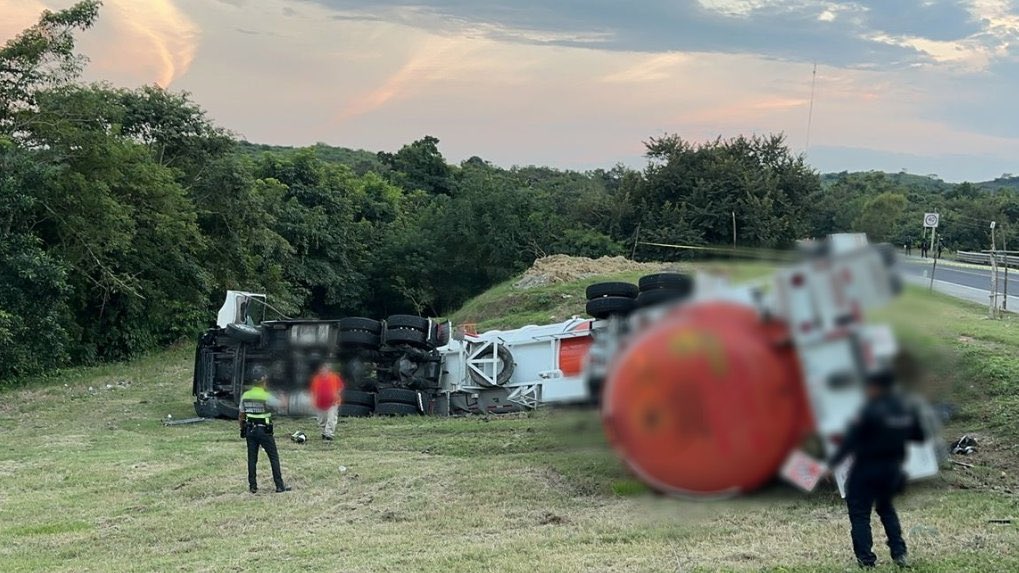 Derrapa tráiler y embiste a motociclistas en la México-Tuxpan, hay dos muertos