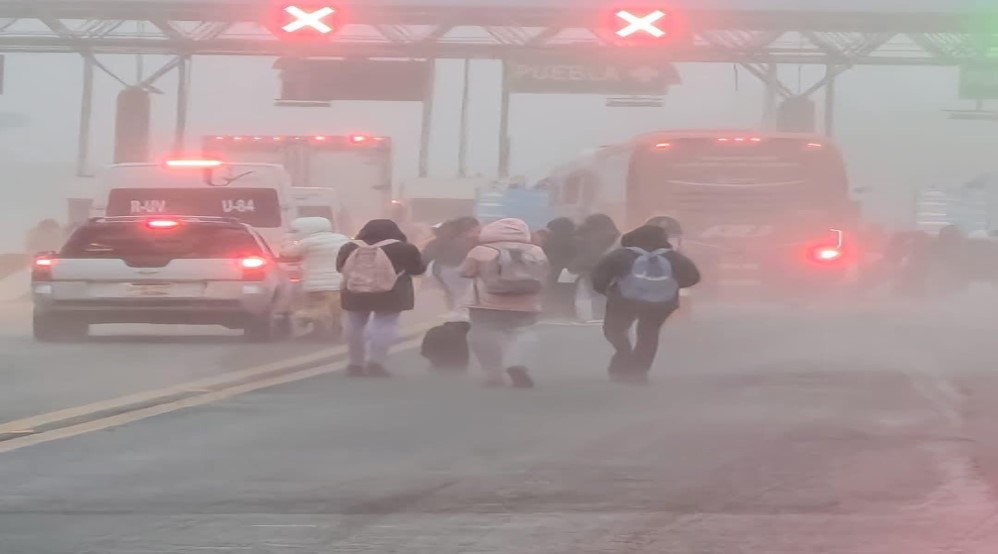 VIDEO Toman Normalistas de Teteles la caseta de Atempan, Puebla