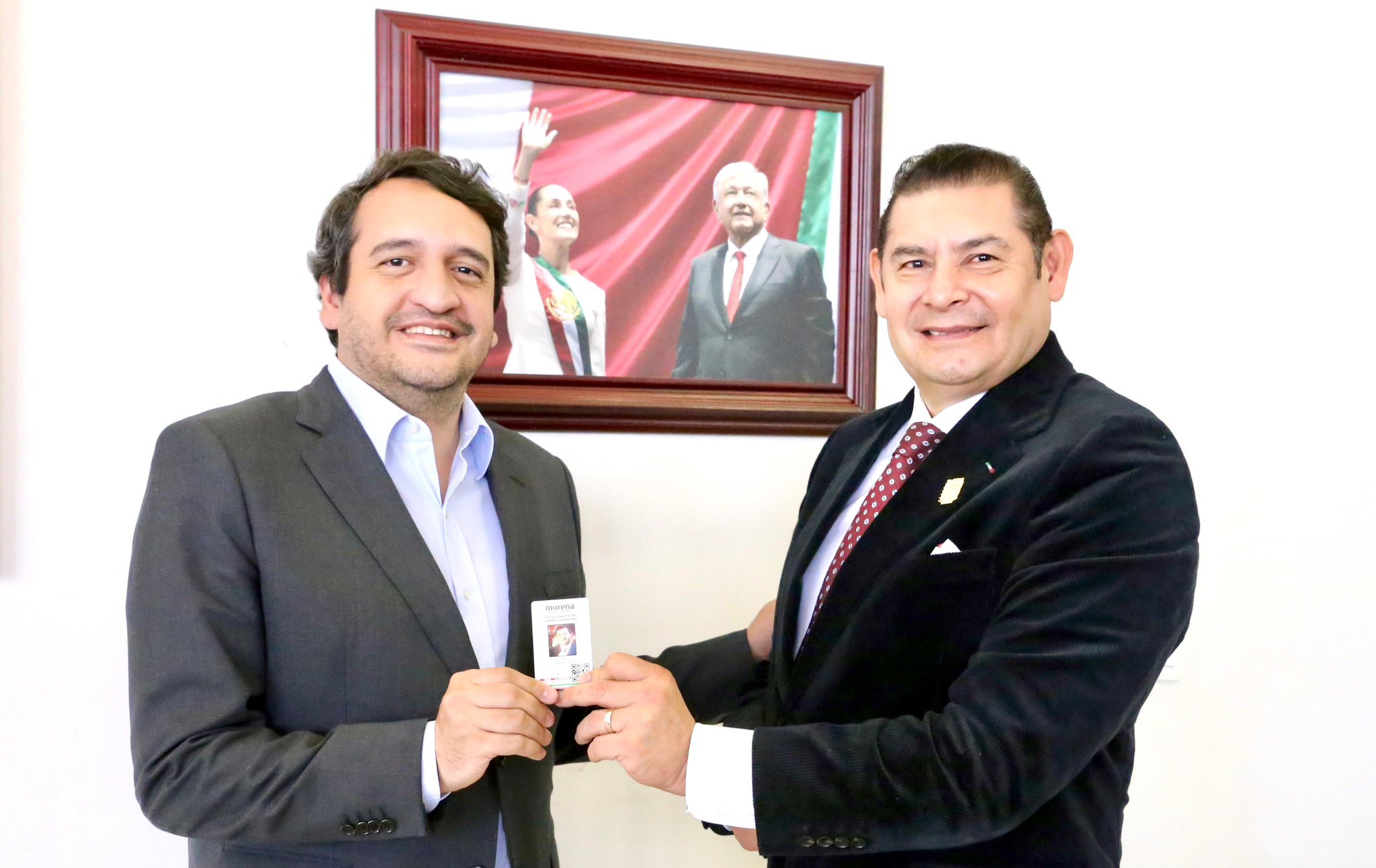 Recibe Alejandro Armenta credencial de afiliación a Morena