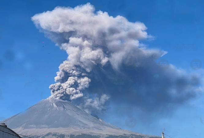 Popocatépetl registra impresionante fumarola esta mañana