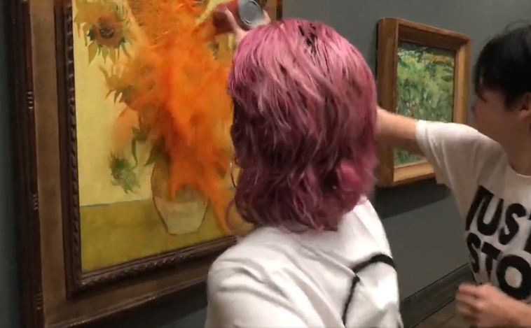 VIDEO Activistas le avientan botes de sopa de tomate a Los girasoles de Van Gogh