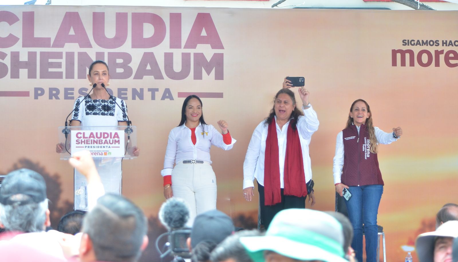 Acompaña Rosario Orozco a Claudia Sheinbaum en gira por Tehuacán