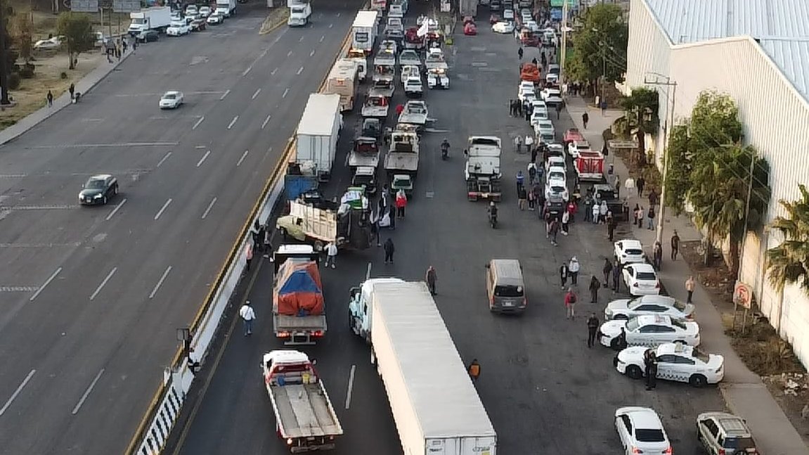 Transportistas inician con sus bloqueos de casetas en marcha con rumbo a CDMX