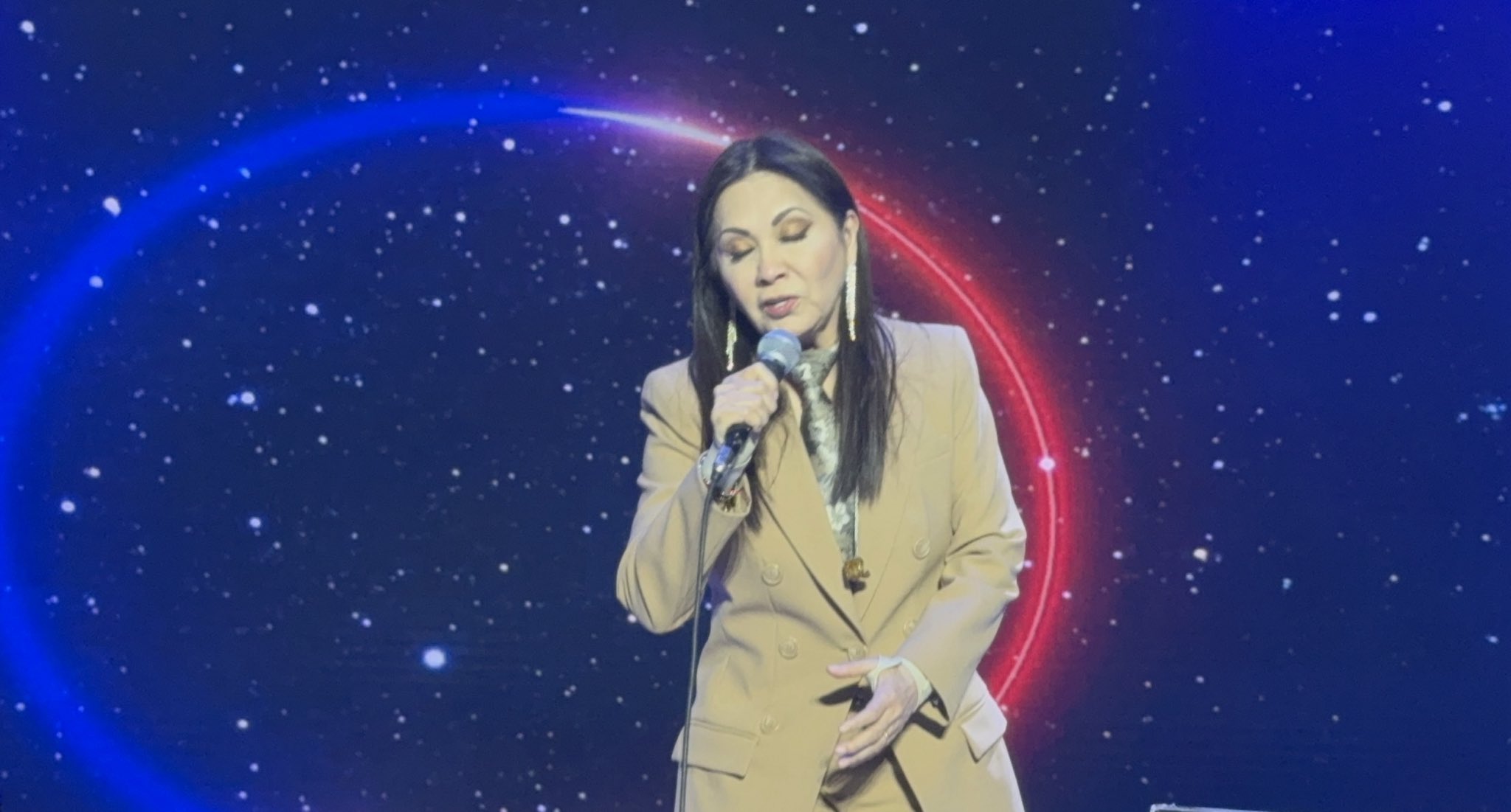 VIDEO La cantautora mexicana, Ana Gabriel, padece neumonía