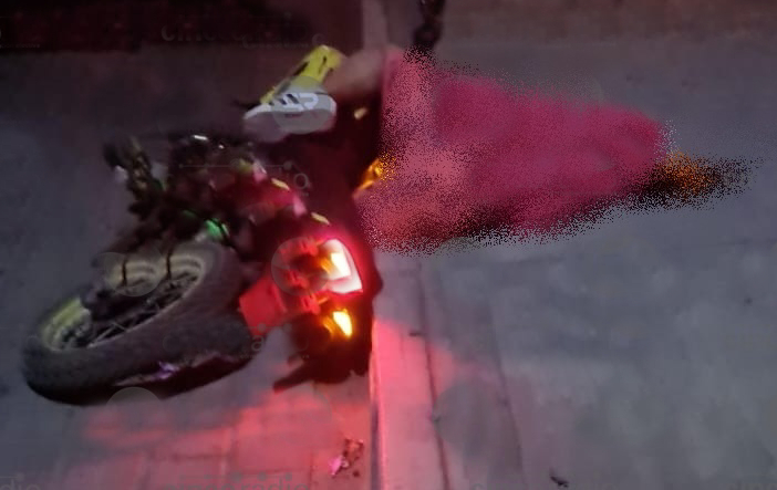 Ejecutan a joven cuando circulaba en su moto en calles de Tepeaca