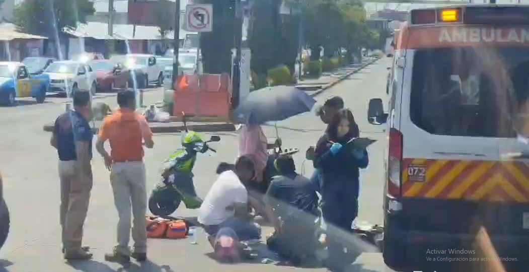 Mujer en moto resulta accidentada a la altura del Mercado Hidalgo
