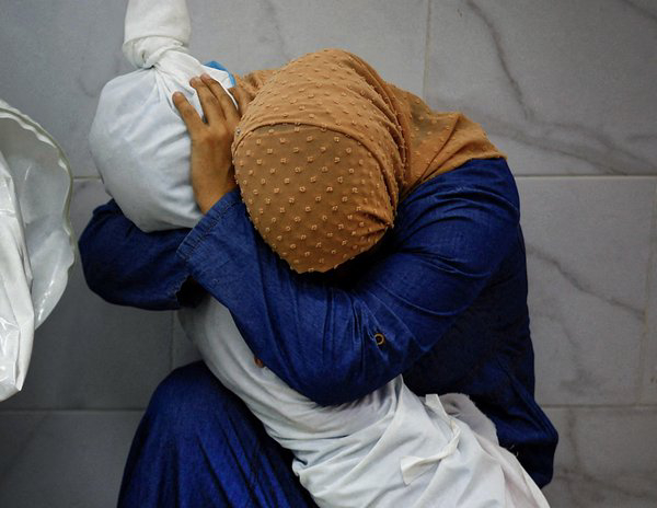 Imagen de mujer palestina con su sobrina muerta en brazos gana el World Press Photo