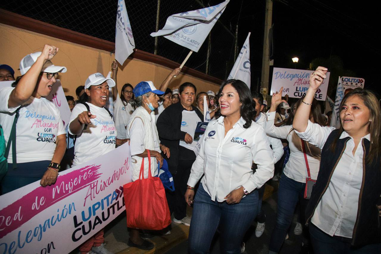 Lupita Cuautle realiza caminata nocturna en la Delegación Atlixcáyotl