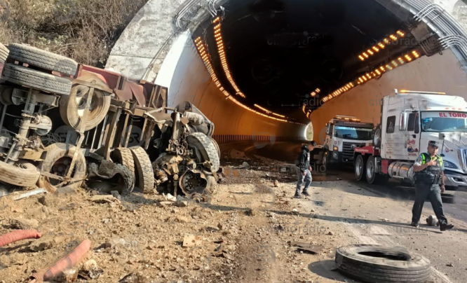 VIDEO Tráileres chocan en la Puebla-Córdoba; reportan tráfico lento