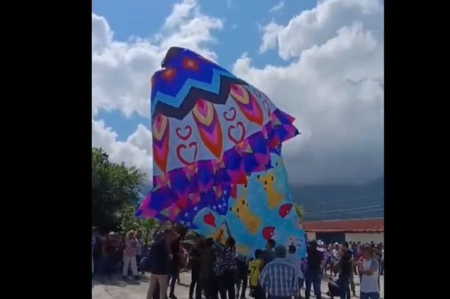 Elevan globos en Zongozotla por motivo del Día de Muertos