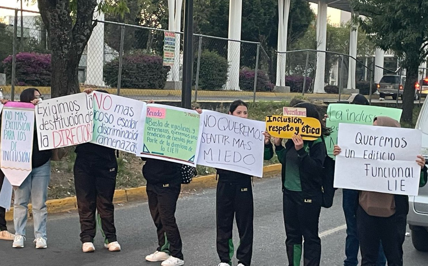 Estudiantes del BINE se manifiestan en el bulevar Hermanos Serdán