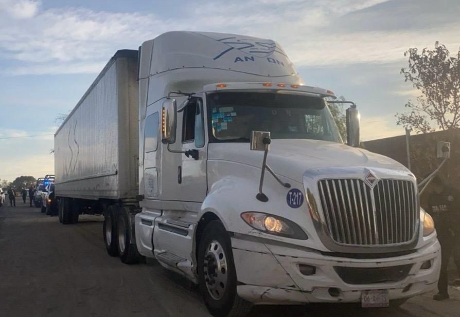 Recuperan tráiler robado y rescatan a chofer en la México-Puebla