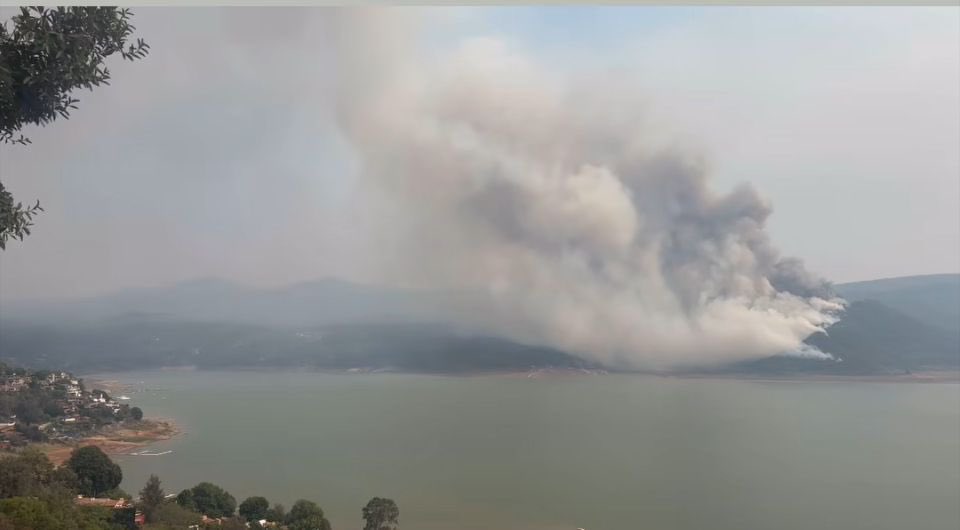 VIDEO Reportan intenso incendio forestal en Valle de Bravo