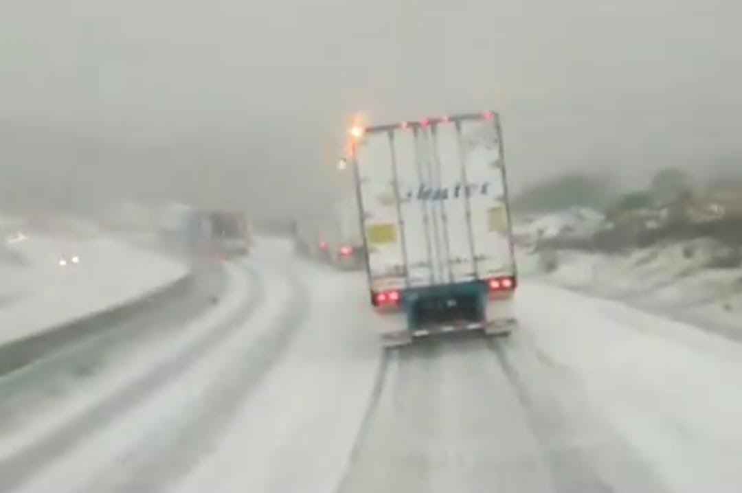 VIDEO Autopista Puebla-Orizaba se pinta de blanco y está cerrada