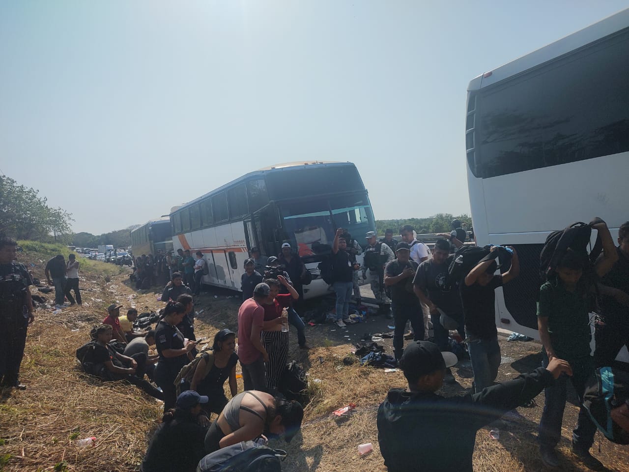 Localia INM a 407 personas migrantes abandonadas en tres autobuses en Veracruz
