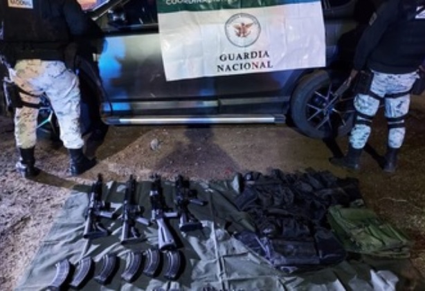 Con armas largas, cartuchos y chalecos capturan a 4 en Michoacán