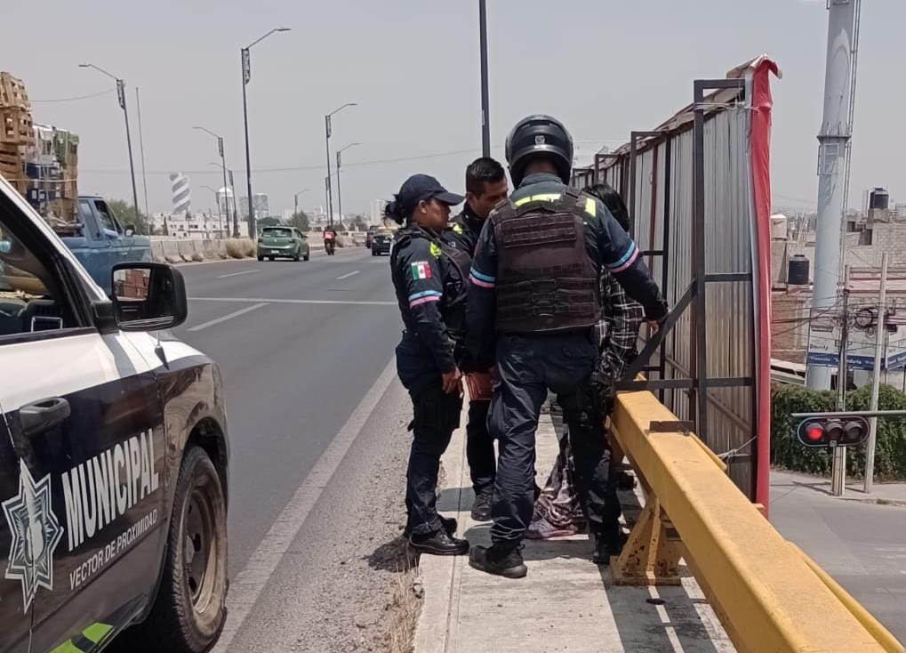 Por segundo día consecutivo, polis impiden que Martha se suicidara en puente del Periférico