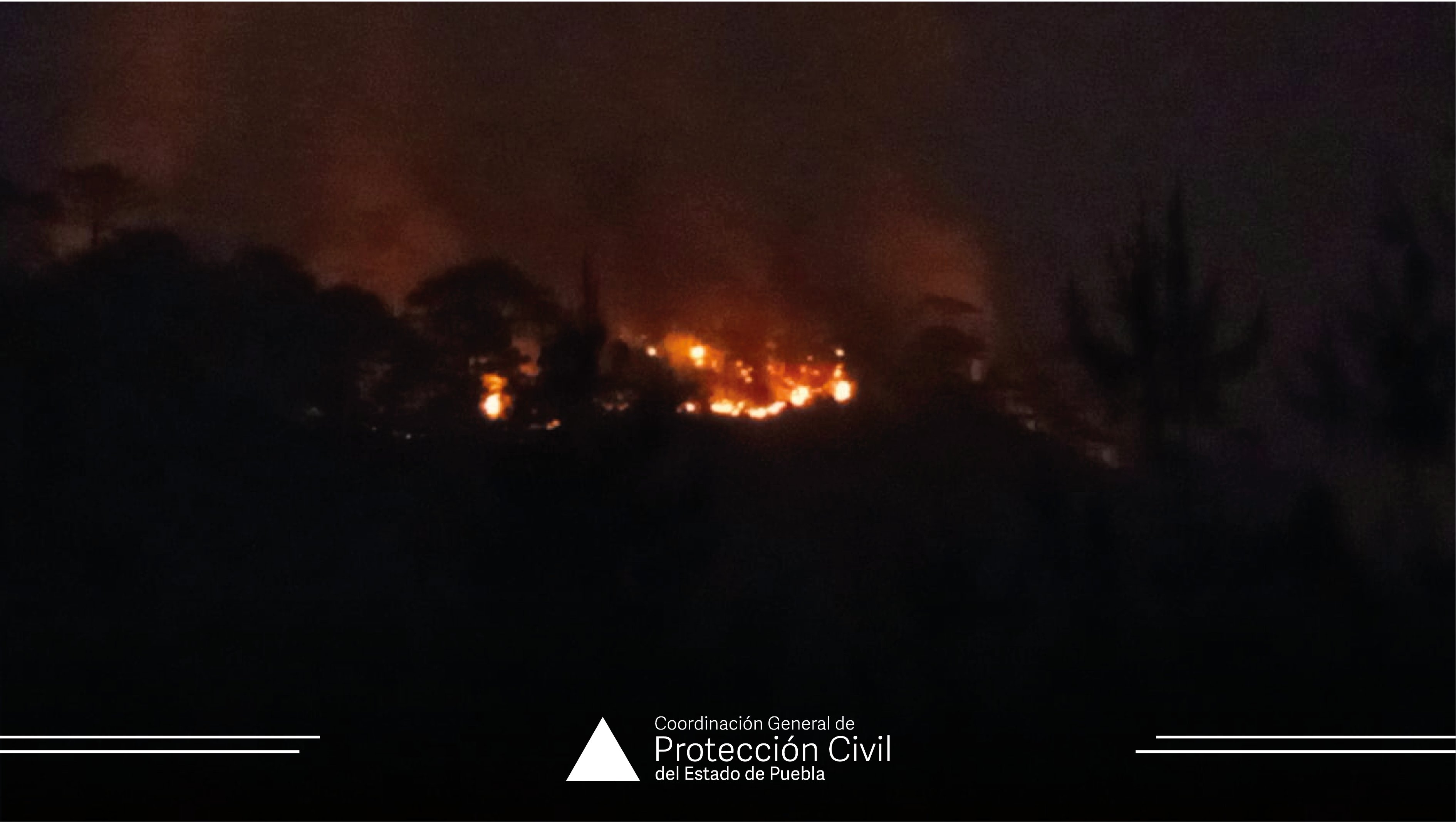 Gobierno de Puebla y Sedena trabajan para apagar incendio forestal en Coyomeapan
