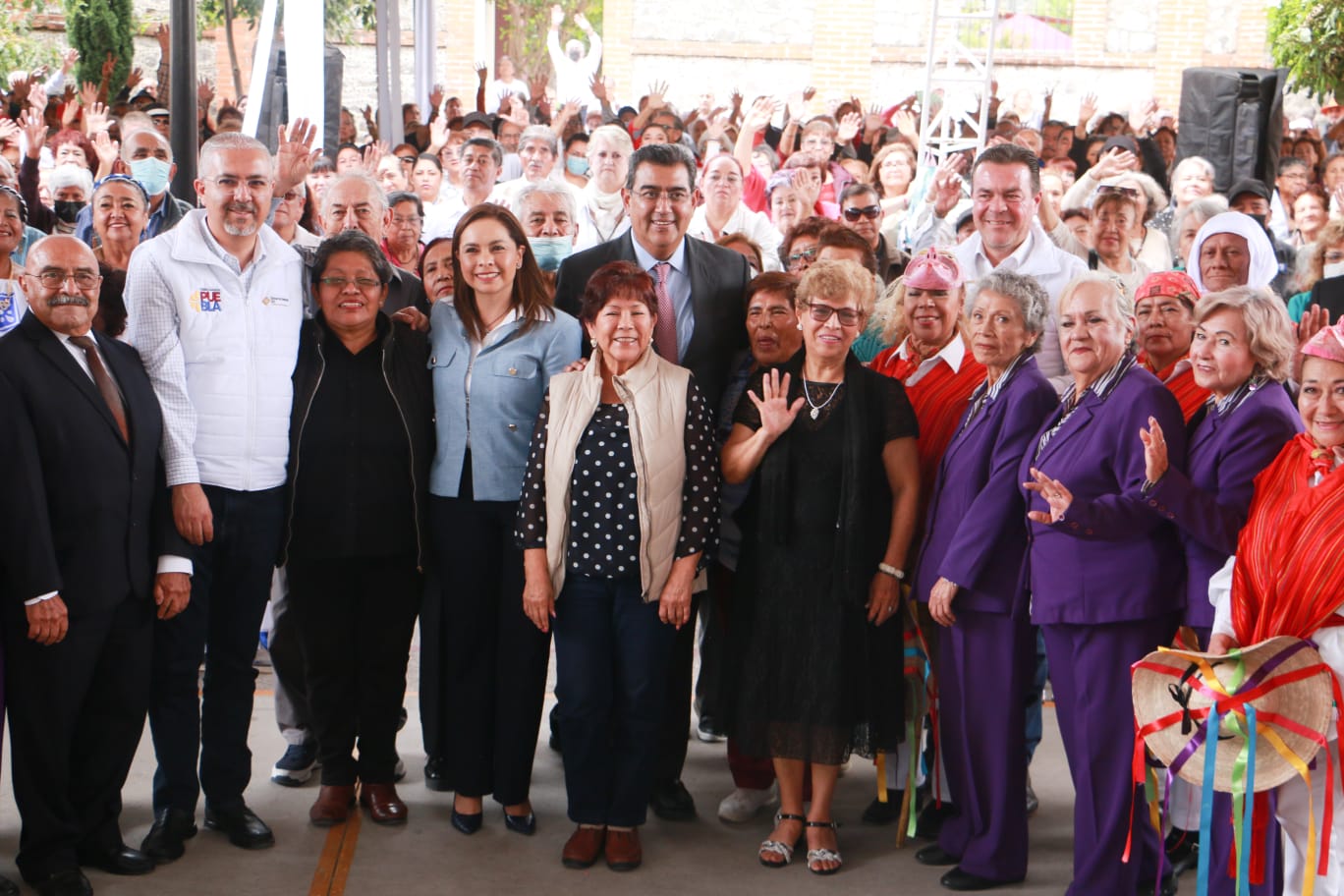 Reconocen Sergio Salomón y Gaby Bonilla a adultos mayores