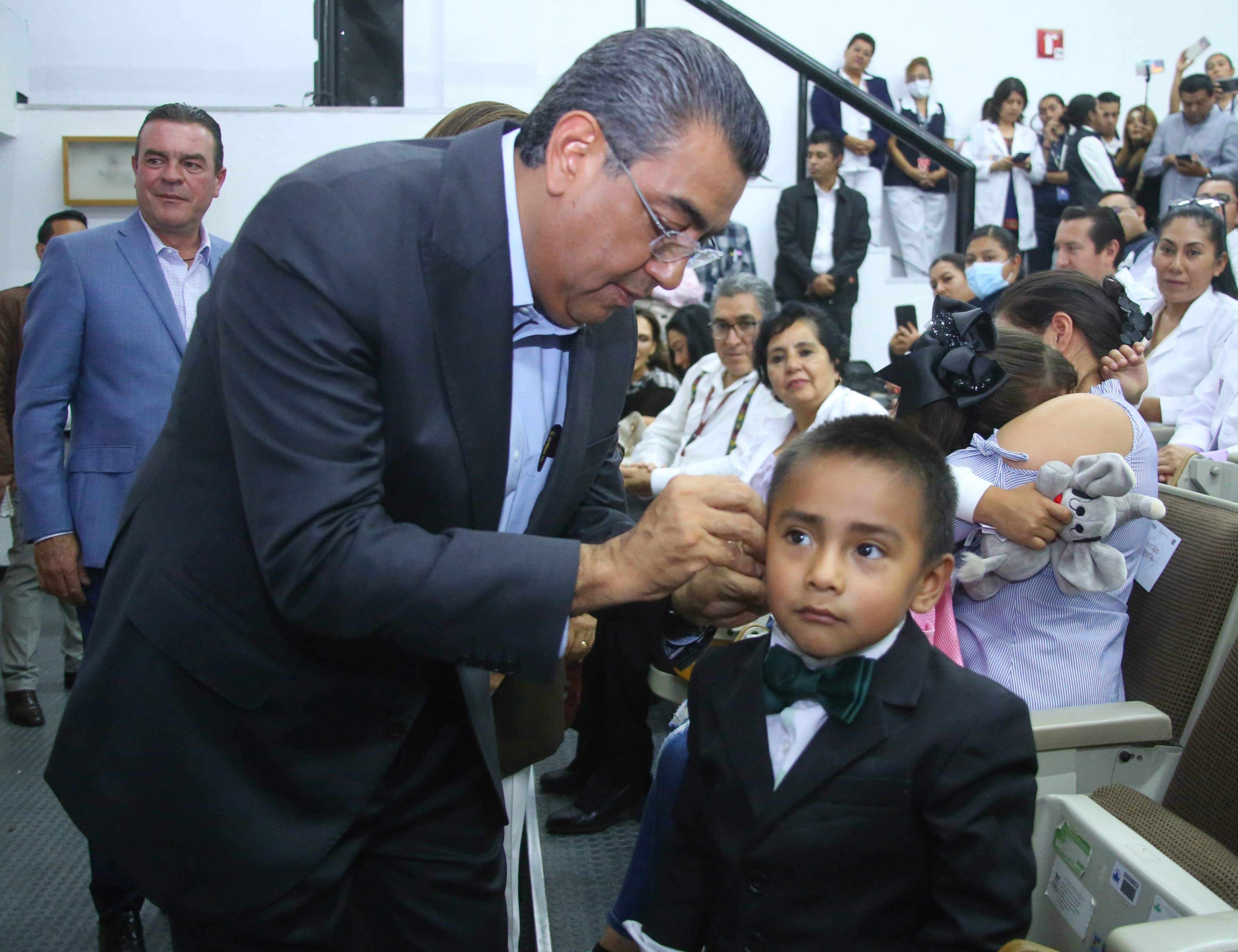 Sergio Salomón y Gaby Bonilla entregan aparatos cocleares