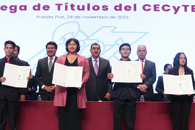 Céspedes entrega de 7 mil 213 títulos profesionales a egresados del CECyTE