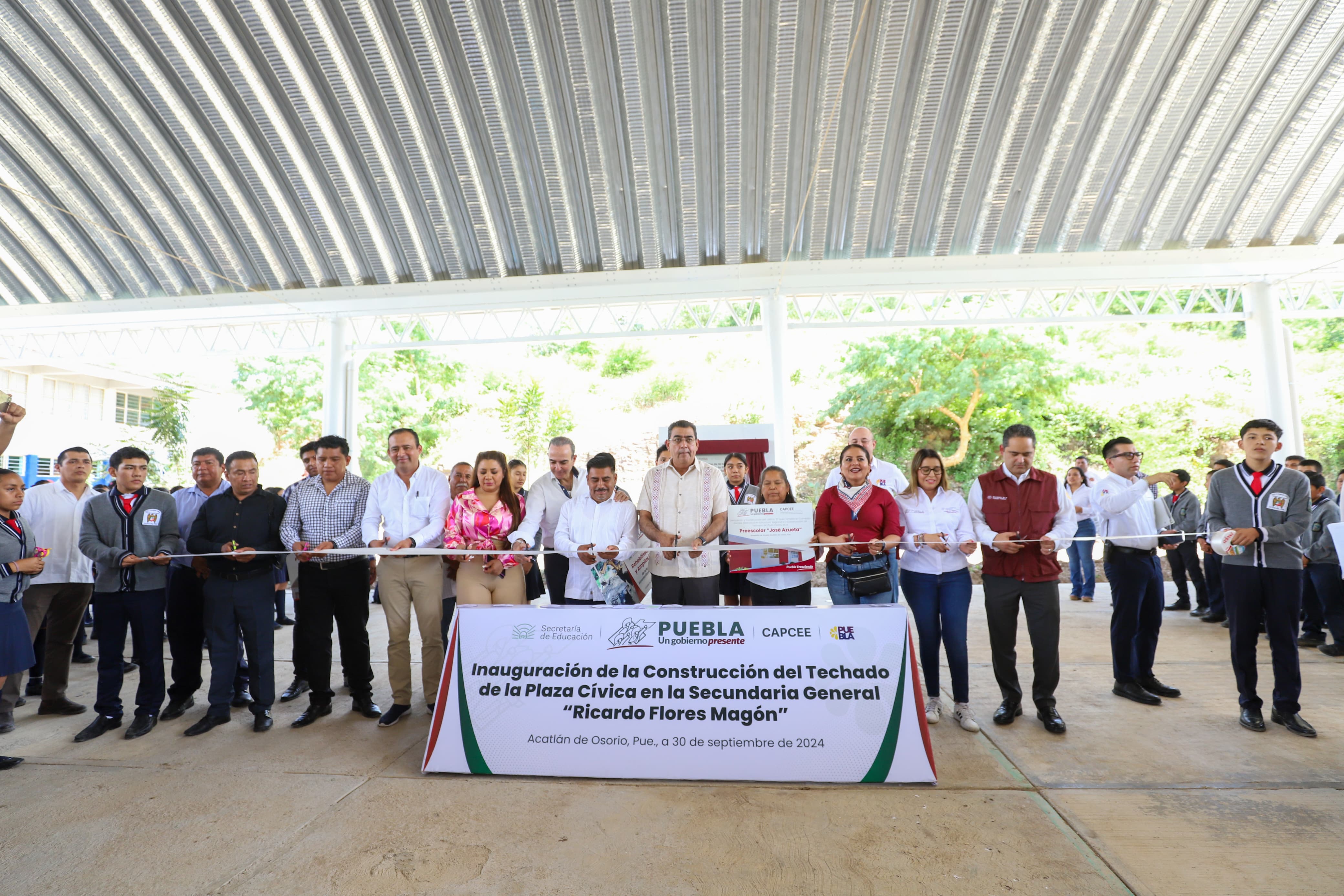 Sergio Salomón inaugura techado en secundaria de Acatlán