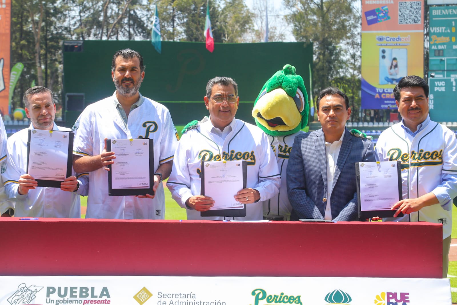 Firma Céspedes con Pericos la concesión del Hermanos Serdán